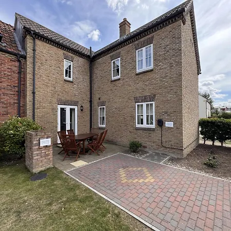 Meadow View - Part Of The The Bay Village With Pool, Gym And Direct Access, Pub, Restaurant, Tennis And Meadows Walks Holiday home Filey